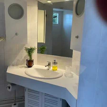 Holiday home Cozy Oasis: Quiet 2-room With Terrace And Free Parking